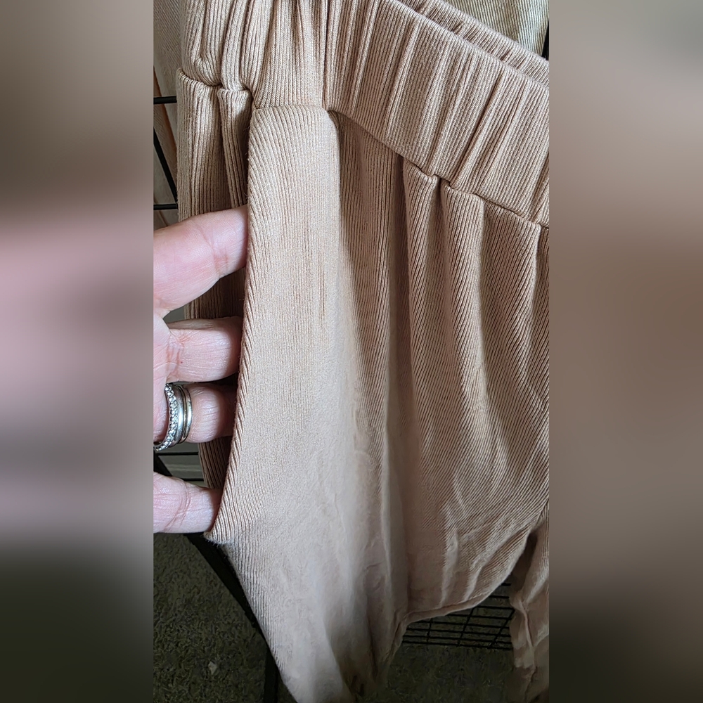Beige Long Sleeve Top and Pants Set Size Large - Picture 5 of 6